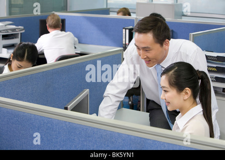 Büroangestellte in den Kabinen Stockfoto