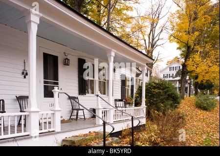 Ein altes Haus, umgeben von Herbst Blätter in Grafton, Vermont, New England, Vereinigte Staaten von Amerika, Nordamerika Stockfoto