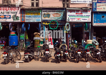 Indien, Tamil Nadu, Madurai, Motorräder geparkt vor Engineering und Motorrad Teile Versorgung Lädchen Stockfoto