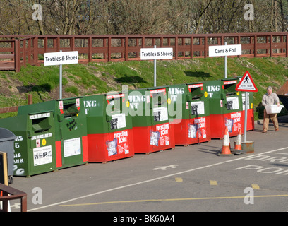 Ein Mann, der Verwertung von Abfällen in einem recycling-Center Stockfoto