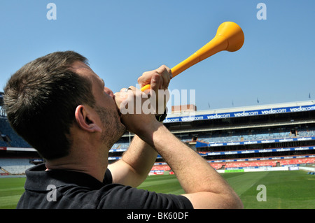 FIFA WM 2010, Fußball-Fan mit einer Vuvuzela, das Musikinstrument des südafrikanischen Fußballfans, Loftus Versfeld Stadion Stockfoto