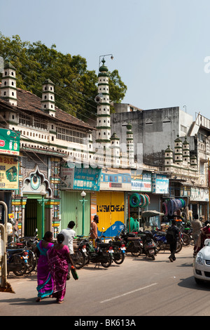 Indien, Tamil Nadu, Madurai, kleine Moschee mit Leuchtturm-wie Minarette hinter Geschäfte Stockfoto