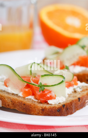 Toast mit Gemüse und Fisch Stockfoto