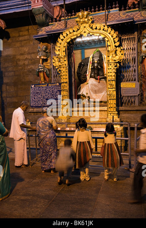 Indien, Tamil Nadu, Madurai, Sri Meenakshi Tempel Interieur, Anbeter Ganesh Elefant Gott Schrein Stockfoto