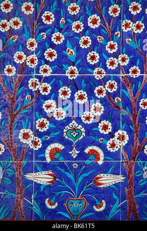 Iznik-Fliesen im Topkapi-Palast, Istanbul, Türkei, Europa Stockfoto