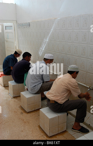 Muslimische Medersa Studenten waschen vor dem Gebet, Nouiel, Kebili, Tunesien, Nordafrika, Afrika Stockfoto