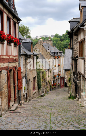 Alten gepflasterten Straße und Häuser, Rue du Petit Fort, Dinan, Côtes-d ' Armor, Bretagne, Frankreich Stockfoto