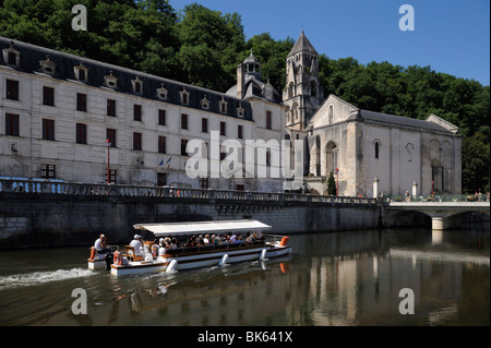 Boot, vorbei an der Abtei, Brantome. Dordogne, Frankreich. Europa Stockfoto