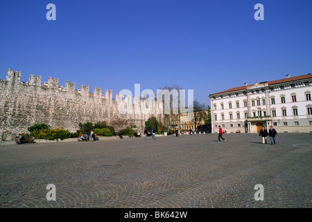 Mittelalterliche Mauern und palazzo vescovile (Bischofspalast), Piazza di Fiera, Trient, Trentino Südtirol, Italien Stockfoto