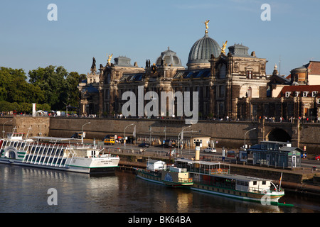 Ausflugsboote auf der Elbe vor der Kunstakademie (Akademie der bildenden Künste) Altstadt, Dresden, Sachsen, Deutschland Stockfoto