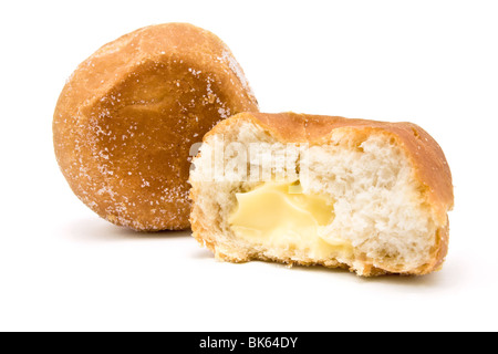 Vanillepudding gefüllt Donut auf weißen Hintergrund isoliert. Stockfoto