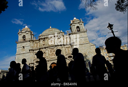 Menschen stehen vor Metropolitankathedrale von Oaxaca in Mexiko Stockfoto