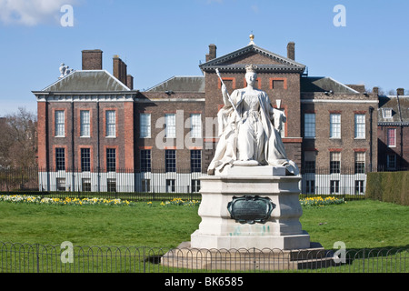 Statue von Königin Victoria und Kensington Palace. Kensington Gardens, London, England, UK Stockfoto