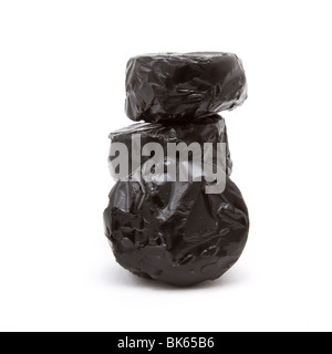 Schwarz glänzend Licquorice Toffee auf weißen Hintergrund isoliert. Stockfoto