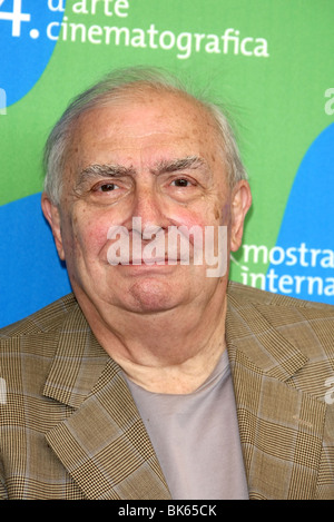 CLAUDE CHABROL LA FILLE COUPEE EN DEUX PHOTOCALL 64TH Venedig FILM FESTIVAL LIDO Venedig Italien 2. September 2007 Stockfoto