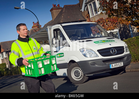 Ein Milchmann auf seiner Runde Flaschen Milch Stockfoto