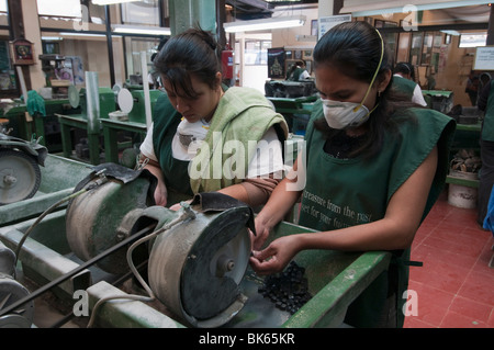 Frauen arbeiten in eine jade-Fabrik, Jades SA, Antigua, Guatemala, Mittelamerika Stockfoto