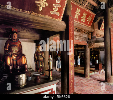 Statue von Konfuzius in der großen Halle Zeremonien in einem taoistischen Tempel, Hanoi, Vietnam, Indochina, Südostasien, Asien Stockfoto