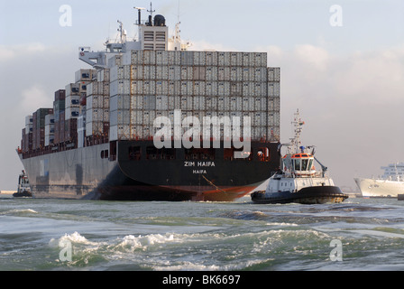 Containerschiff im Hafen von Livorno eingeben Stockfoto