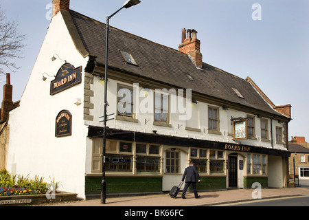 Mann mit Roller Tasche wandern vorbei an einer Kneipe Knaresborough Yorkshire England Stockfoto