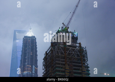 Bau des Wolkenkratzers in Pudong in Shanghai China Stockfoto