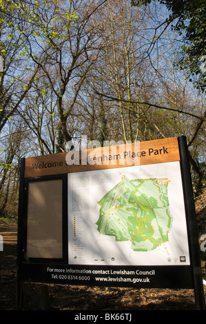 Informationstafel am Eingang zum Beckenham Place Park, South London, England Stockfoto