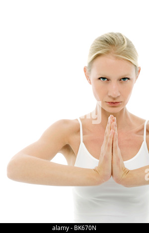 Kaukasische Mädchen gekleidet in weißen sitzen im Schneidersitz, Yoga machen Stockfoto