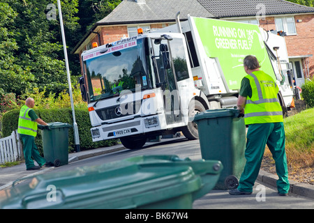 Einer gasbetriebenen Mercedes Econic Müllabfuhr LKW und bin Müllmänner in einer Wohnstraße Stockfoto