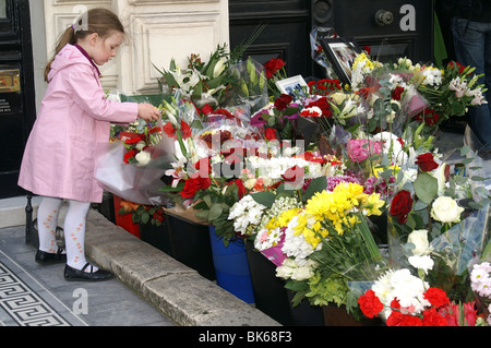 Kleine Mädchen gibt Blumen nach dem sterben der polnische Präsident Lech Kaczynski bei Flugzeugabsturz bei Smolensk, Russland, am 10. April 2010 Stockfoto