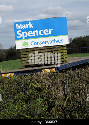 Unterstützen einen East Midlands konservative Partei Kandidaten bei den Parlamentswahlen 2010 U.K. am Straßenrand Sign. Stockfoto