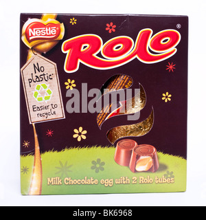 Ein Nestle Rolo Osterei auch 2 Rolo Röhren auf weißem Hintergrund Stockfoto