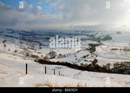 Ein verschneiter Blick über Hope Valley von Mam Tor im Peak District National Park, UK, England Stockfoto