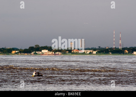 Einbaum im Kongo-Fluss mit Kinshasa im Hintergrund Stockfoto