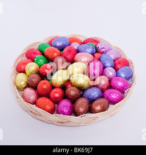 Ein Tablett mit teuren hochwertigen Schokolade Eiern Ostern auf weißem Hintergrund Stockfoto