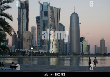 Dämmerung über West Bay in Doha, Katar Stockfoto