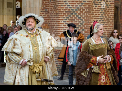 Schauspieler spielen Henry V111 und seine Frau in Hampton Court Palace, Surrey, England. Stockfoto