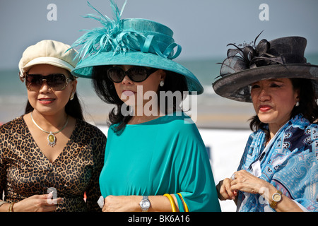 Frauen in Thailand. Drei reife und elegante asiatische Frauen tragen Sonnenbrillen und stylische Sonnenhüte. Thailand S. E. Asien Stockfoto