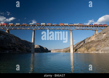 Güterzug auf Brücke über den Pecos River Arm des Lake Amistad in West-Texas in der Nähe von der USA-mexikanischen Grenze Stockfoto