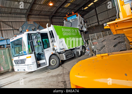 Einer gasbetriebenen Mercedes Econic Abfallsammlung bin LKW in einem Abfallzwischenlager Stockfoto