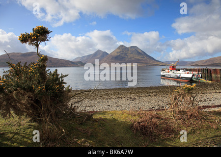 Blick vom Inverarish auf der Insel Raasay auf die Cuillin Berge auf der Isle Of Skye mit Raasay Fähre warten, Segeln Stockfoto