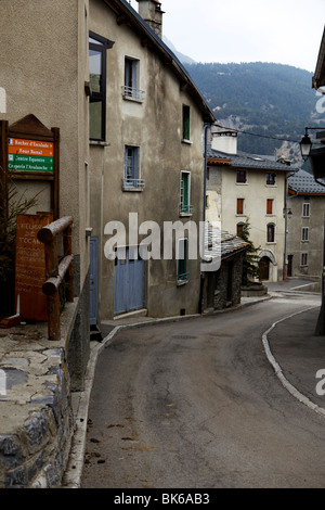 Blick auf die Straße in den französischen Alpinski Dorf Aussois, zeigt nach unten Kurve von der Straße als auch Zeichen Beiträge Stockfoto
