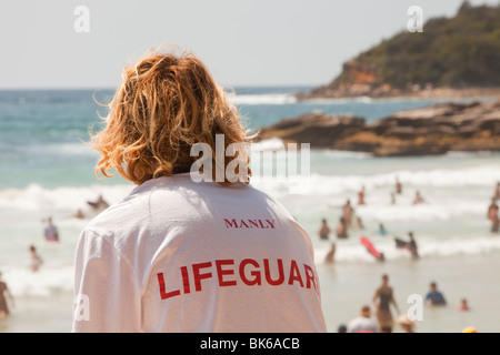 Ein Rettungsschwimmer am Manly Beach, Sydney, Australien. Stockfoto