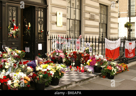 Polnische Botschaft in London nach dem polnischen Präsidenten - Lech Kaczynski Flugzeugabsturz am 10. April 2010 Stockfoto