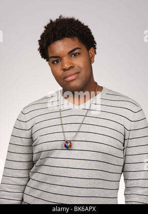 Junge Homosexuell afrikanisch-amerikanischer Mann Regenbogen-Ringe tragen. © Katharine Andriotis Stockfoto