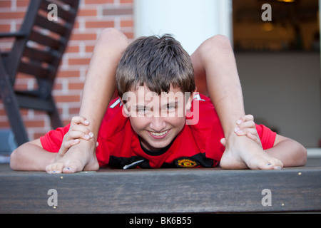 Kinder spielen einen athletischen Trick. Stockfoto
