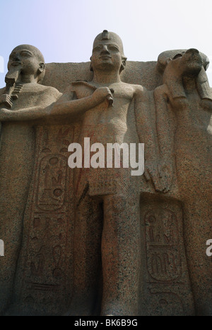 Statuen von Ramses II, Ptah und Sachmet im Hof des ägyptischen Museum, Kairo, Ägypten Stockfoto