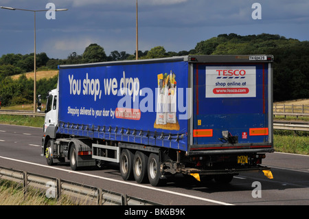 Seitenansicht lkw-Supermarkt Lebensmittel Supply Chain Store ein Lieferservice Lkw Lkw mit Anhänger Werbung Tesco essen Business fahren Auf de Autobahn Stockfoto