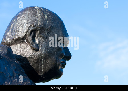 Detail einer Statue von Sir Winston Churchill durch Oscar Nemon auf dem Grün bei Westerham Kent UK Stockfoto