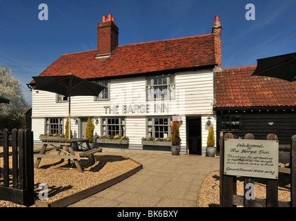 BATTLESBRIDGE, ESSEX, UK - 10. APRIL 2010: Außenansicht des Barge Inn Stockfoto