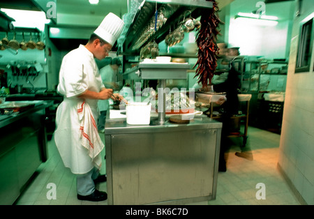 PARIS, Frankreich – Haute Cuisine französisches Restaurant im Innenbereich professionelle Küche „Pierre Gagnaire“, Küchenchef arbeitet, französische Gastronomie Stockfoto